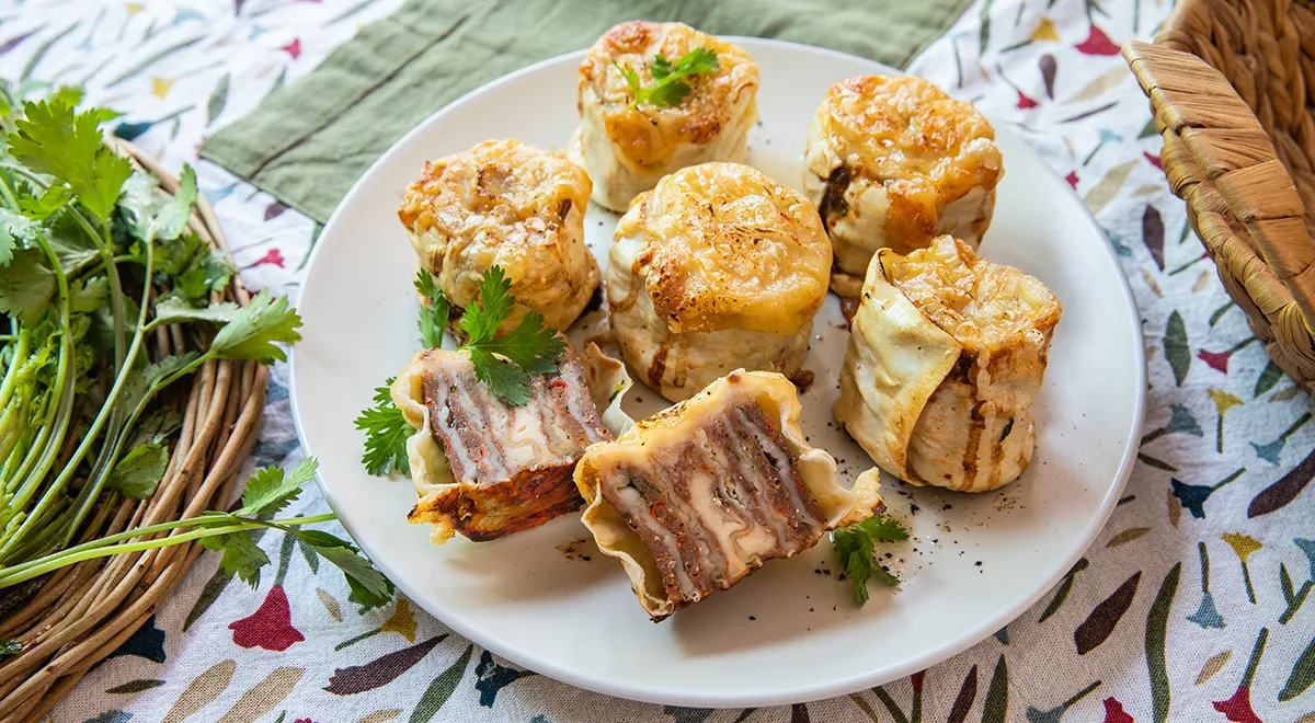 Вкусный рулет из лаваша с фаршем в аэрогриле: простой рецепт приготовить за 45 минут
