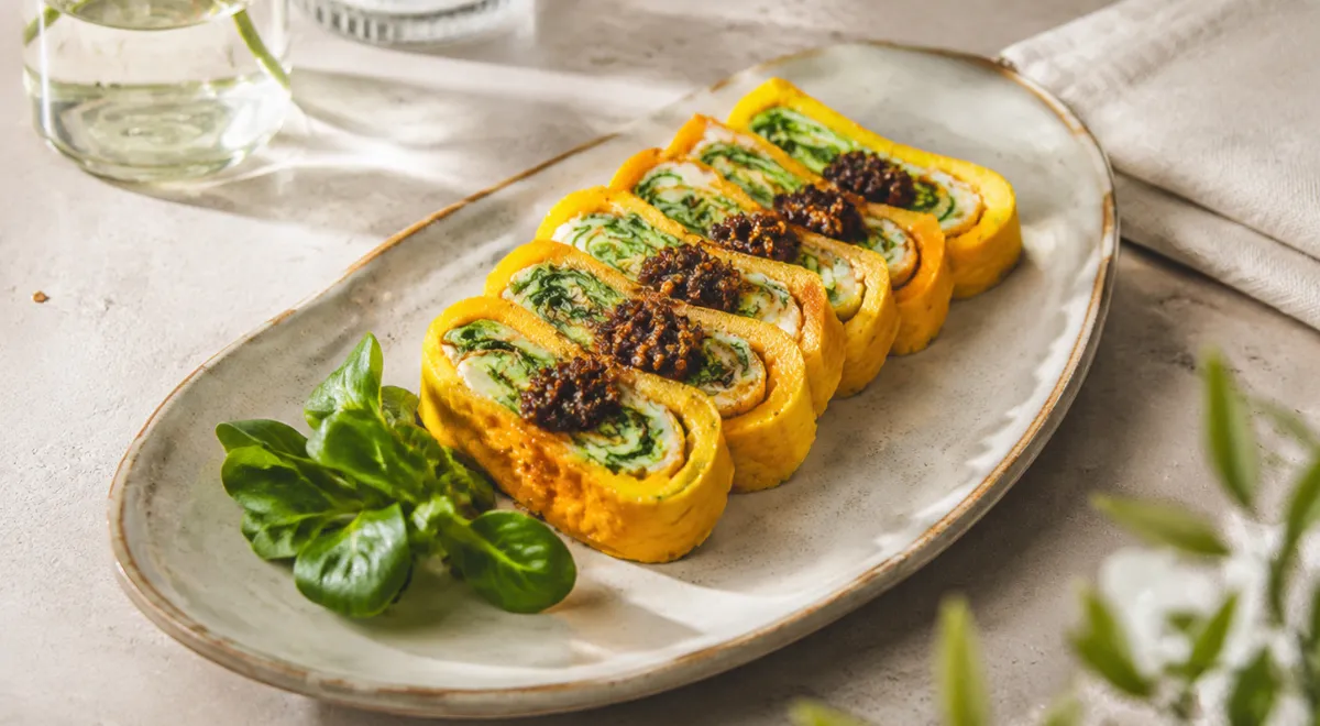 Как приготовить вкусный многослойный омлет с листовым салатом по-азиатски