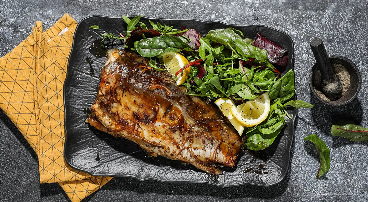 Как вкусно приготовить карпа в аэрогриле: простой рецепт сочной рыбы