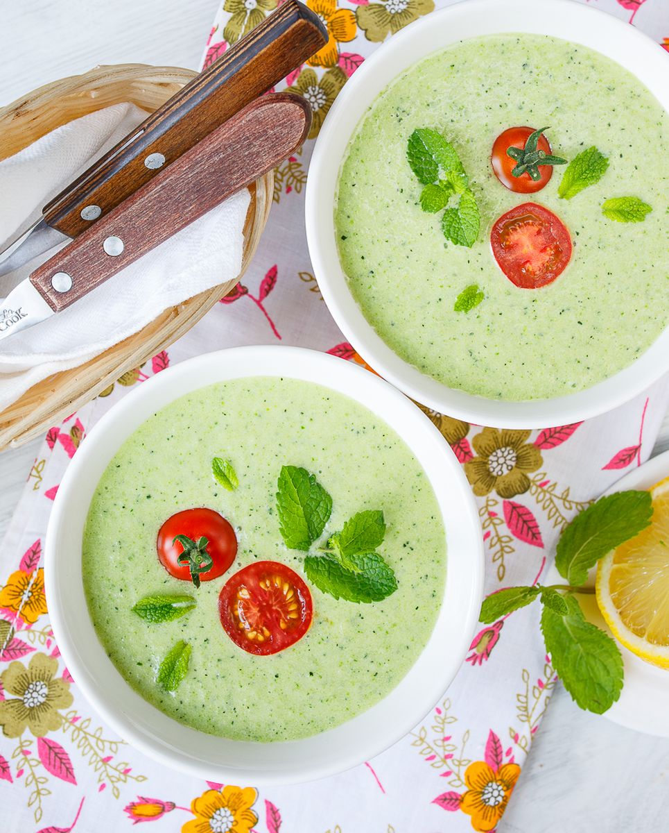 Вкусный холодный суп из огурца и цуккини с мятой: рецепт приготовления без плиты