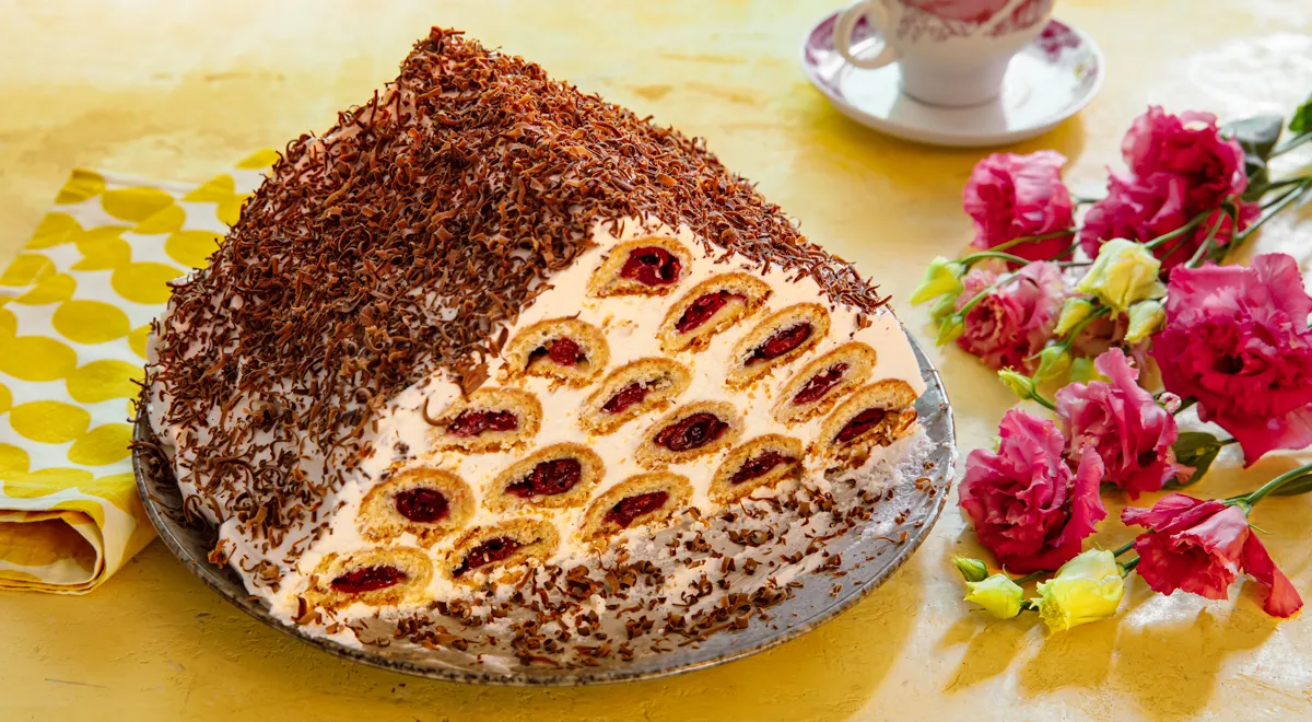 Торт Вишнёвая горка: рецепт вкусного десерта с хрустящими трубочками и сметанным кремом