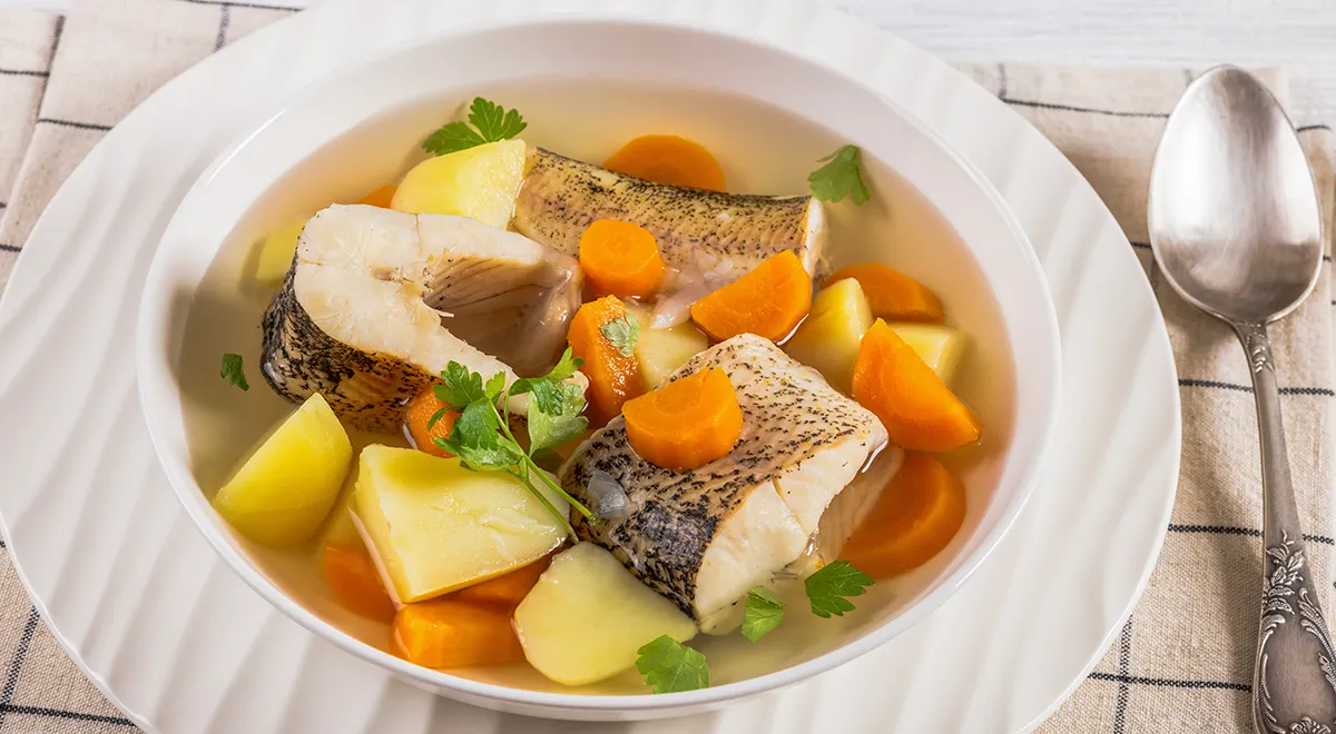 Как приготовить вкусную уху в казане на костре: простой рецепт из судака
